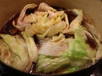 step7: 剩下的滷製湯汁不要倒去，加點生菜燙熟後吃是非常美味。