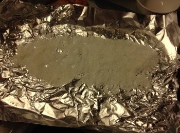 step3: 準備2塊錫紙，先鋪上一層粗鹽，把烏頭放上粗鹽上