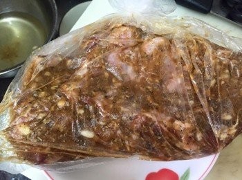 step4: 然後將豬仔骨連醃料用袋袋好,放入雪櫃醃1至2日