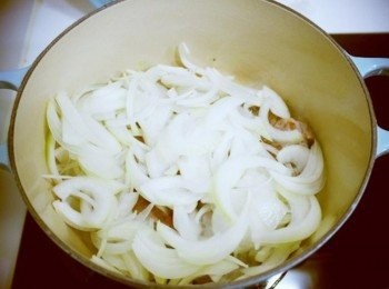 step4: 兩面變成金黃色後加入洋蔥拌炒一下!!!