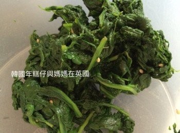 step2: 菠菜烚10-15秒取出過冷水後用手輕輕揸乾，然後用鹽、麻油和炒香芝麻拌勻，備用。