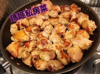 step5: 燒熱油鑊後（小許油開鑊便🉑️）👉🏻落<a href="https://bit.ly/3zHU5V3" target="_blank" data-keyword="雞翼" class="guide-link"><strong>雞翼</strong></a> <span style="display:inline-block;vertical-align:middle;margin-top:-3px;color:initial;border-radius:3px;padding:2px 3px;font-size:12px;line-height:14px;background:#87d300;color:#fff;">即買</span> 煎熟👉🏻上碟備用