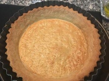 step3: 接著用叉子在派皮上戳些小洞後,墊張烘焙紙,再放些豆子或壓模石在上面，入烤箱烤15分鐘後取出，刷上全蛋液再烤10分鐘即可取出放涼。