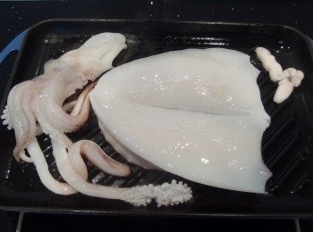 step2: 準備一個燒烤盤(鑄鐵材質最佳,或選用一般平底鍋亦可)，熱鍋後刷上一層油在燒烤盤上,放上透抽煎烤。全程使用中小火。