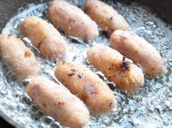 step4: 接著再翻面炸至金黃即可起鍋瀝油