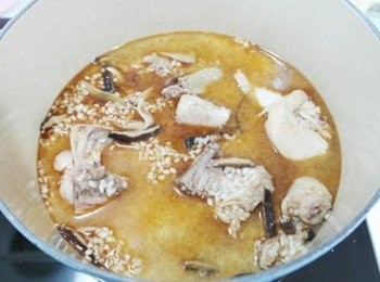 step9: 兩杯水倒入~ 水量約淹蓋過材料!!