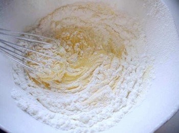 step2: *放入過篩的麵粉以及玉山粉繼續攪拌均勻。