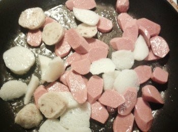 step1: 熱鑊加油，將所用的肉類先炒至5成熟