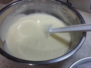 step6: 離火，加入旦黃混合，再加入低筋面粉，以切拌法混合至無粒粒為止。