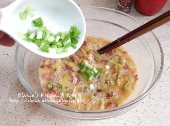 step7: 再加入洋蔥煙肉及椰菜拌勻 , 最後加入蔥粒拌勻靜置10分鐘