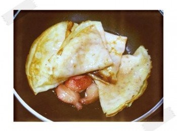 step7: 將一些<span class="group_2">草莓醬汁</span>放入平底鍋~~擺上薄餅用中小火煮!!! 倒入白酒煮約1-2分鐘:)