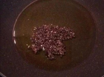 step7: 鍋內放入2/3的耐溫油，炒香八角和花椒後再撈掉。