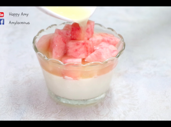 step7: 取出<span class="group_1">奶凍</span>，放上白桃粒，再倒入白桃汁至9成滿，冷藏3小時至凝固。