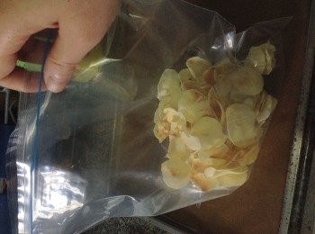 step5: 完全放谅的慈菇片放入大的密實袋內並加入調味粉封好袋口用手搖動袋味道便會撈勻打開享用