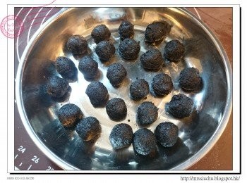 step2: 放涼後分成8g一份, 共24粒。放入冰箱雪硬備用。