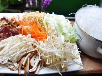 step1: 備料切成細絲、細末，冬粉泡軟後滾水煮熟撈起