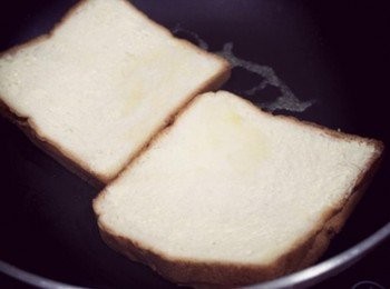 step3: 把吐司放下去吧~~~ 用小火慢慢煎烤喔:)