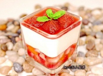 step6: 奶酪定型後,將喜歡的草莓果醬或其它水果切丁都可以放在奶酪上裝飾。(草莓50g加少許檸檬汁及適量細砂糖,用小鍋子煮至軟化即是草莓果醬)