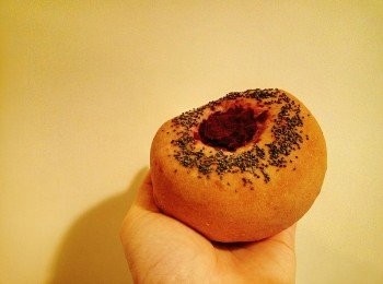 step4: 在包面掃少許水，沾上罌粟籽，放入已預熱焗爐，用180度焗20分鐘即成。