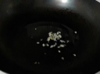 step2: 平底鍋加一湯匙油燒熱 , 加入蒜泥炒香