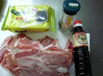 step1: 備好<span class="group_2">食材</span> ，起油鍋炒香豬肉片，