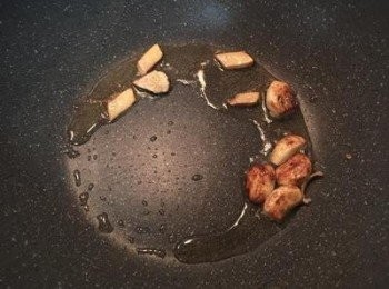 step2: 用沙拉油和香油1：1 將蒜和薑片煎香。
