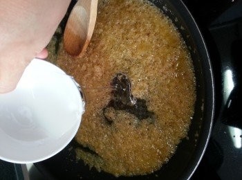 step9: 煮到糖起泡後加入粟米糖漿拌勻煮溶