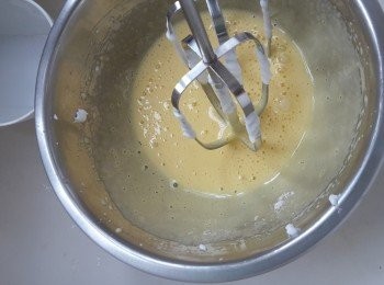 step2: 旦黃加入糖B,以打旦器,高速打發至淺黃色及較蓬鬆的樣子