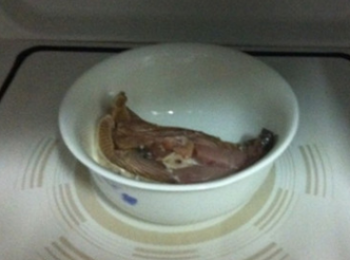 step2: 鹹魚用開水沖洗一下，放進微波爐焗1分鐘左右。