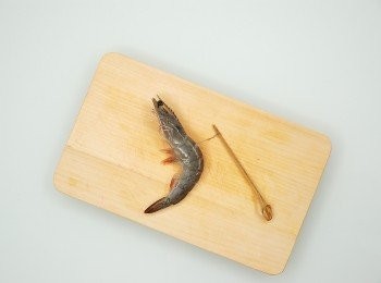 step3: 用竹籤將鮮蝦背部的腸泥剔出。