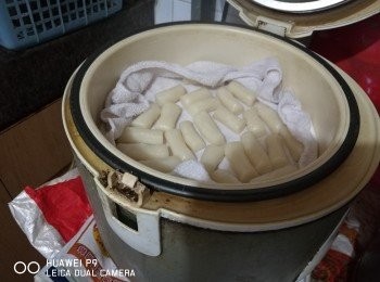 step4: 在碟上舖上擰乾的濕毛巾，年糕放在濕毛巾上，這樣就可以防黏。然後放在鍋裏蒸15分鐘。
