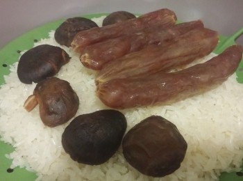 step3: 再過十五分鐘後放臘腸在飯面蒸,同時灑上浸蝦水在飯面,順便加熱水防乾水。