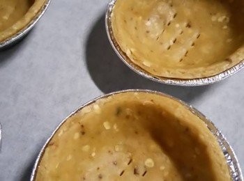 step6: 圓形麵皮均勻舖在蛋塔模中，用叉子在底部戳洞