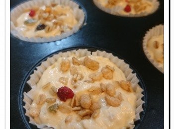 step8: 加入蛋糕液至8成滿。再把剩餘Granola放在表面。