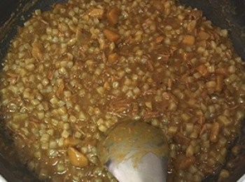 step2: 蒟蒻丁丁放入鍋中乾煎至水分都蒸發後，加入咖哩醬汁烹調至剩一半（將多餘水份蒸發）的份量，然後先讓其冷卻。
