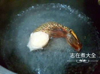 step1: <a href="https://bit.ly/3CaaqmB" target="_blank" data-keyword="龍蝦尾" class="guide-link"><strong>龍蝦尾</strong></a> <span style="display:inline-block;vertical-align:middle;margin-top:-3px;color:initial;border-radius:3px;padding:2px 3px;font-size:12px;line-height:14px;background:#87d300;color:#fff;">即買</span> 解凍後出水約6分鐘至全熟