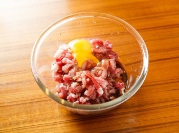 step2: 將豬肉絲與醃料混合(太白粉除外)，並加入2大湯匙的水，充分攪拌到豬肉絲完全吸收水份後，在加入太白粉且攪拌均勻。