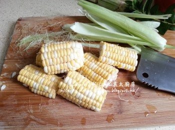 step2: 粟米洗淨切成段 , 留起粟米外皮及粟米鬚