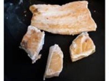 step2: 三文魚(不下油)煎香兩邊。