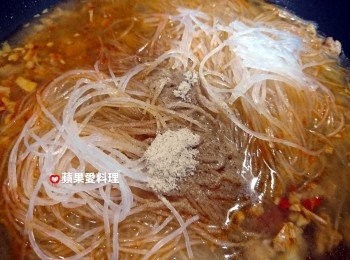 step5: 加水煮滾後，放入粉絲、醬油、白胡椒粉拌炒。