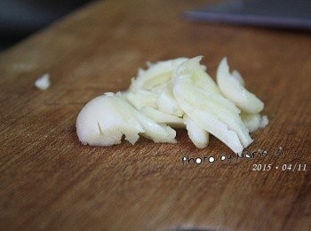 step2: 蒜瓣用刀背拍開來，去皮後備用。