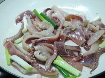 step1: 將魷魚一夜干切塊，加入鍋中