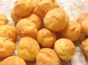 step8: 完成後泡芙取出放涼,,,底部拮一小孔,方便唧入忌廉(可放甜忌廉或淡忌廉加糖甜度可自行調較)
唧好後放入冰格,,雪2-3小時便可..
呢個份量大概可做100粒