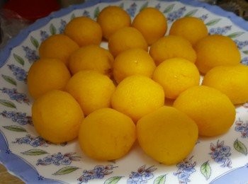 step5: 待奶黃餡放涼,加入咸蛋黃後,跟手磅成一粒粒搓圓放入雪櫃1個鐘以上備用(可早一晚整好放入雪櫃備用)(將咸蛋黃加入餡內一齊磅會更準)(連咸蛋黃磅約28g-30g一粒)