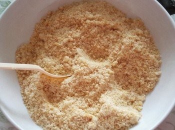 step1: 餡料做法： 將花生用白鑊炒至金黃色（不用下油）然後用食物處理器磨成碎。與糖拌勻成餡料