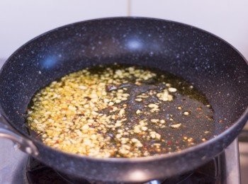 step3: 鍋內加入橄欖油，開慢火，不用等油熱可，加入已切碎之蒜頭及辣椒片炒約 2 - 3 分鐘 
目標是要炒至有香味但要不要燒焦，所以如果感覺油太熱，可以稍為提起個鍋子離火數秒再繼續