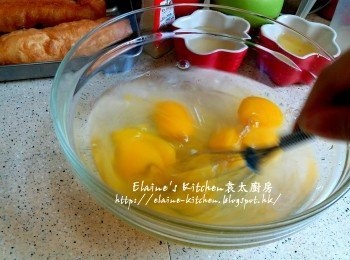 step6: 雞蛋打入大碗內 , 加入鹹蛋白 , 少許鹽及250ml水拌勻成蛋液
