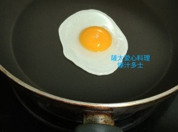 step2: 焗中不用落油,打入雞蛋,放上烘好的方包,凹位向下,蓋著雞蛋。