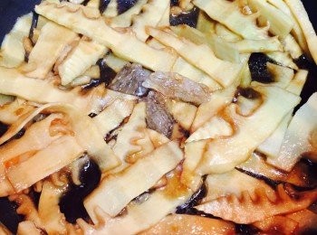 step3: 罐頭冬筍沖水後切片。鑊中燒熱油，放入冬筍炒匀後加入生抽和冰糖，慢火煮至冰糖融化，醬汁變濃稠即可。