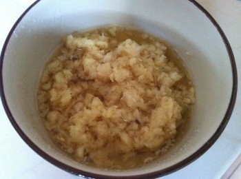 step3: 取出鍋，鍋熱加入麻油和植物油，油熱將油倒入薑蓉裡，用湯匙攪拌均勻，然後加入切好的莞茜粒和淡醬油攪拌均勻即可享用。